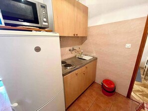 Fridge, microwave, stovetop, cookware/dishes/utensils