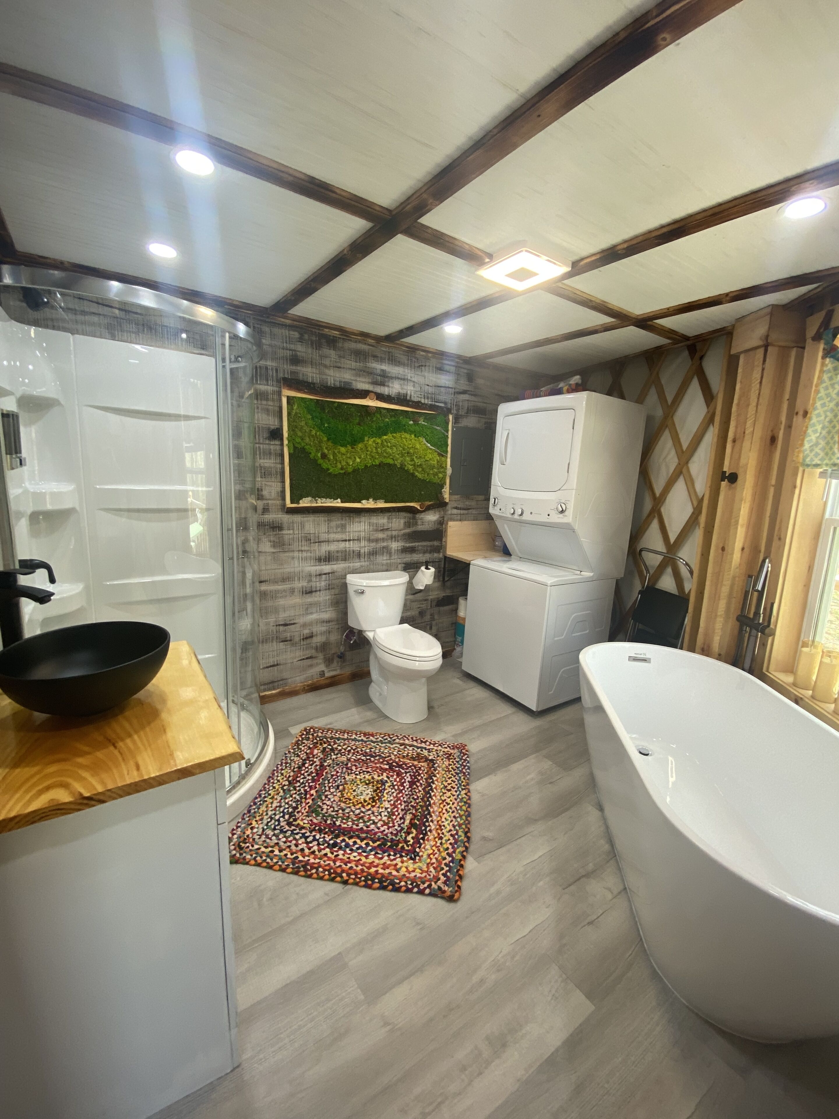 Mother Earth,hot tub,views,gated deck, internet