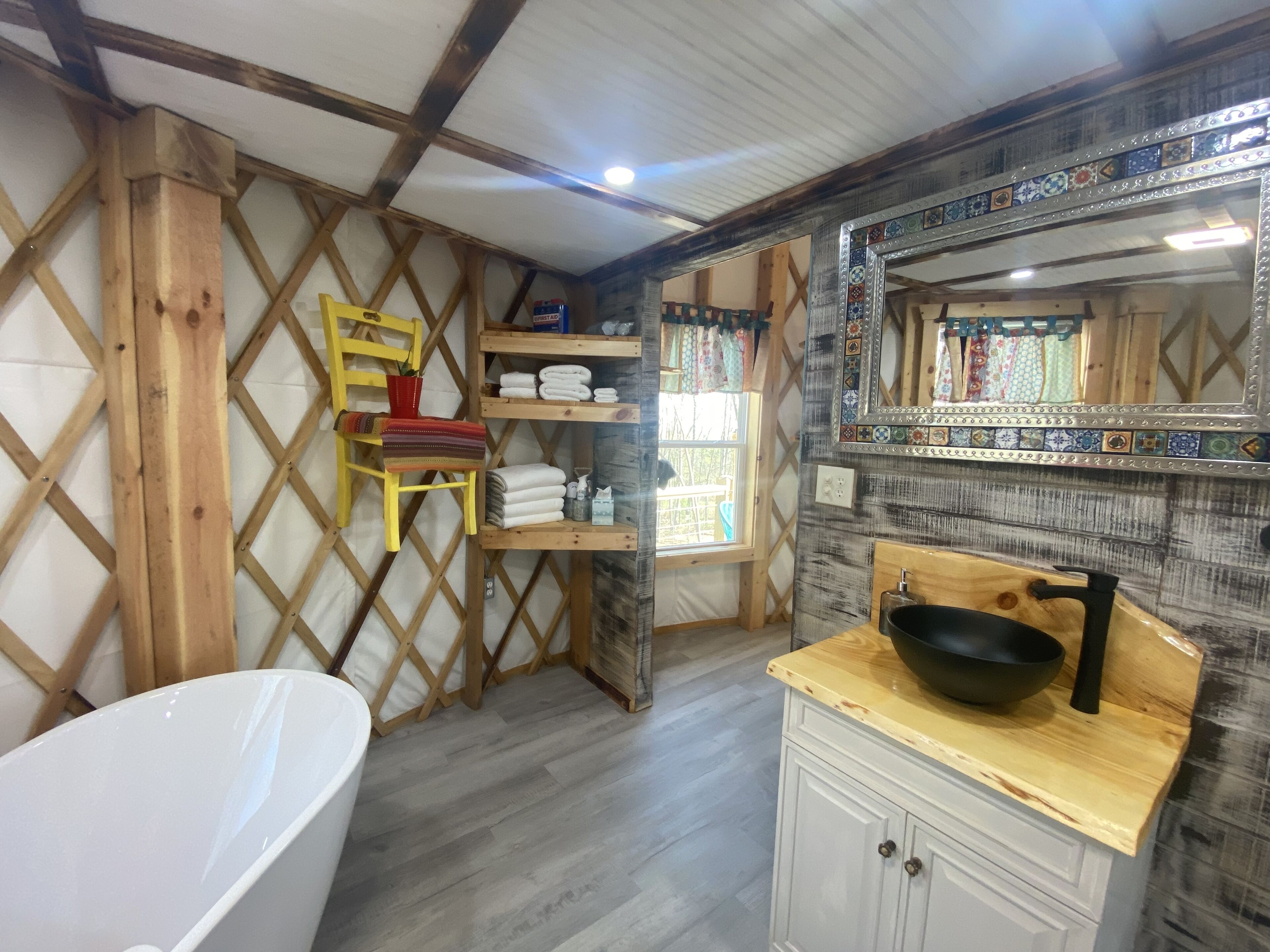 Mother Earth,hot tub,views,gated deck, internet