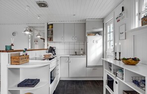 Køleskab, kogeplade, kaffe-/temaskine