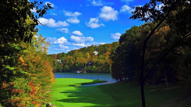A golf course with a lake, surrounded by trees and houses. - 🌄Resort Vacations at Fairfield Glade TN (Fairfield Glade)