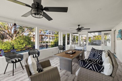 Tropical Bonita Springs home, Beaches, Golf, Canal front for fishing & swim spa!