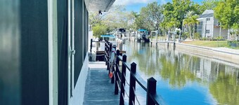 Tropical Bonita Springs home, Beaches, Golf, Canal front for fishing & swim spa!