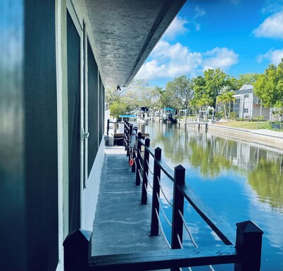 Tropical Bonita Springs home, Beaches, Golf, Canal front for fishing & swim spa!