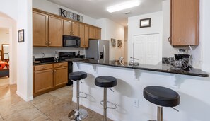 Frigorifero, microonde, forno, piano cottura