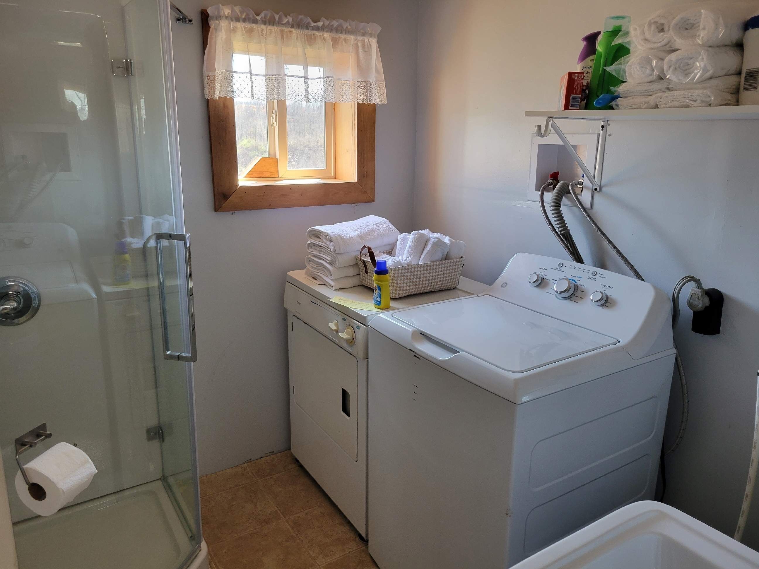 Dusch, handdukar och toalettpapper