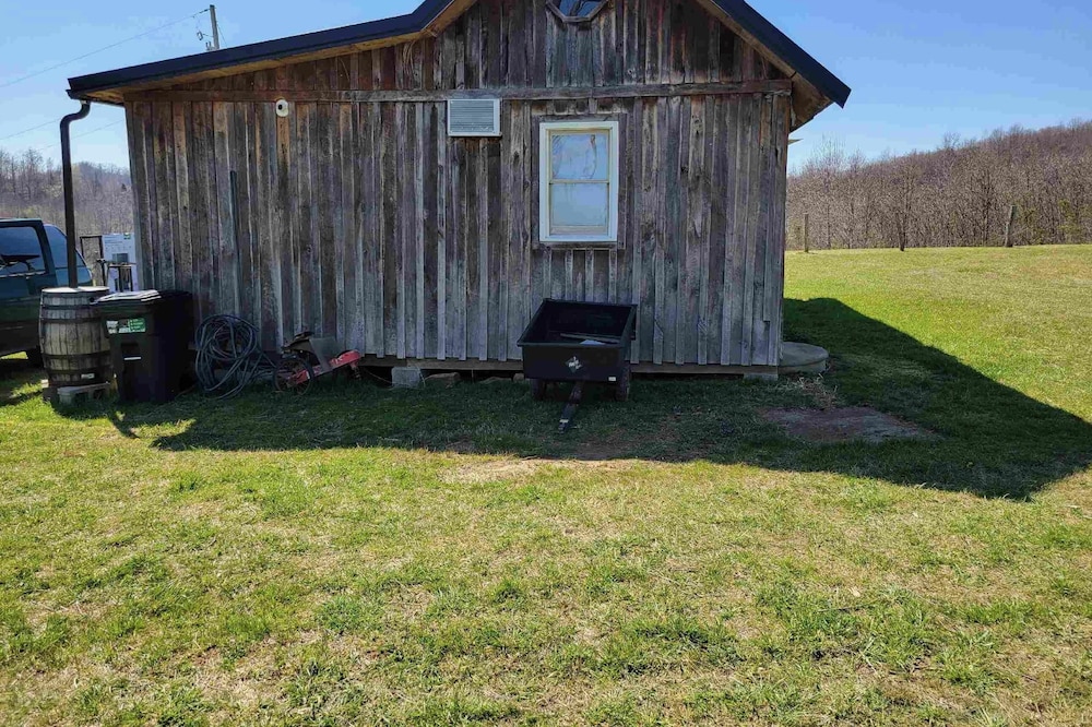 Iona Cabin: Your Cozy Retreat for Hunting, Off-Roading, and Relaxation
