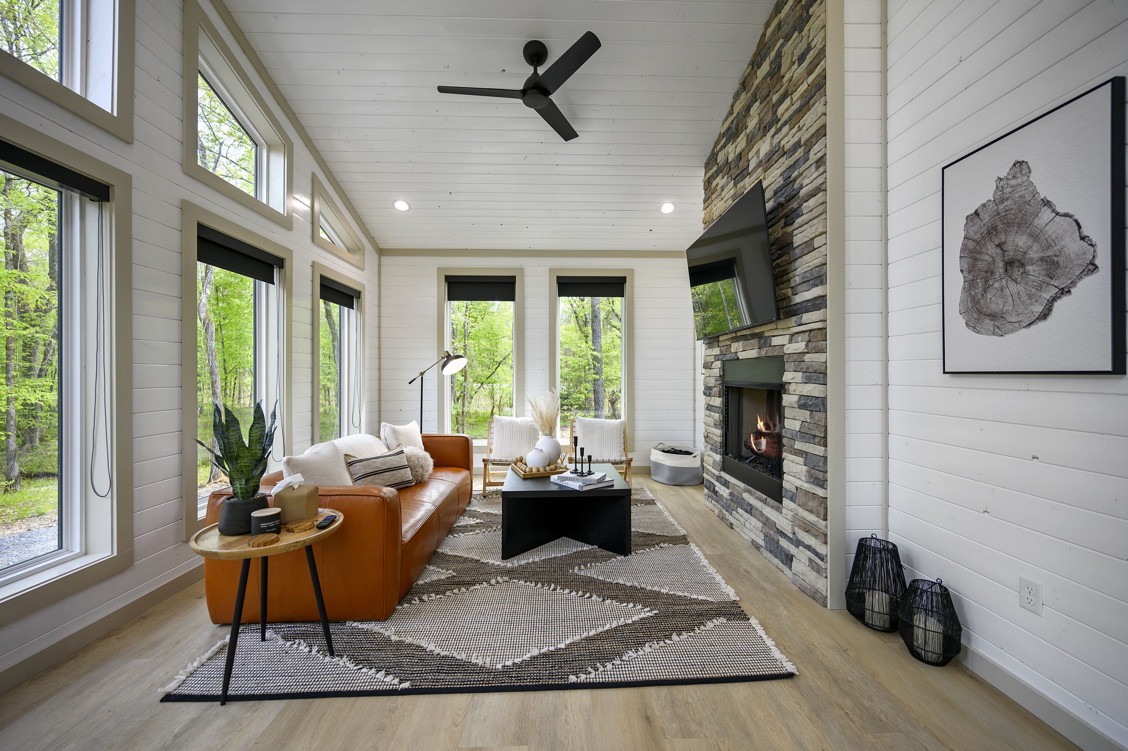 Romantic Boho Creekside cabin w/hot tub, King Master, Soaker Tub, Huge walk in shower