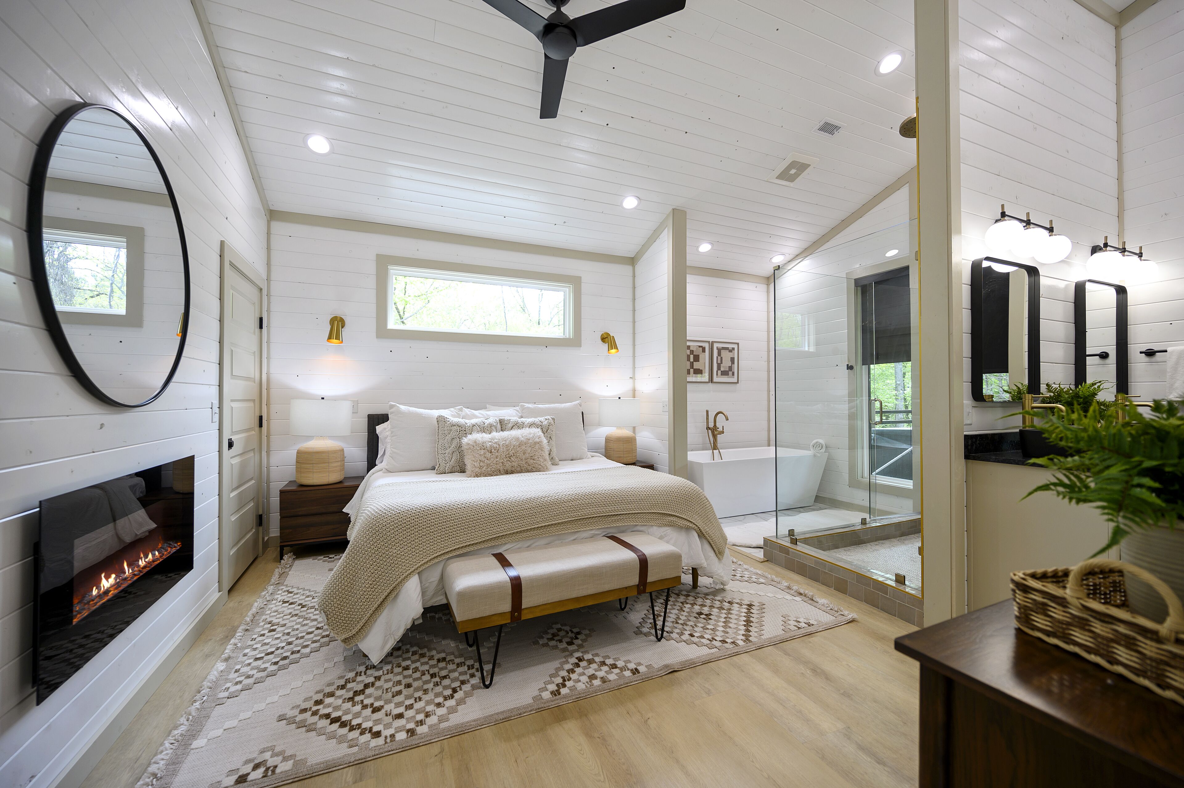 Romantic Boho Creekside cabin w/hot tub, King Master, Soaker Tub, Huge walk in shower