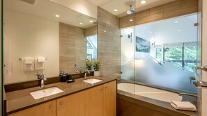 Combined shower/tub, rainfall showerhead, hair dryer, towels - Ski In/Ski Out | 5BR Luxury Escape | Private Hot Tub | Garage | Managed By Aloha Whistler (Whistler)