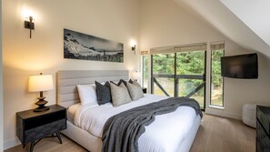 5 bedrooms, WiFi, bed sheets - Ski In/Ski Out | 5BR Luxury Escape | Private Hot Tub | Garage | Managed By Aloha Whistler (Whistler)