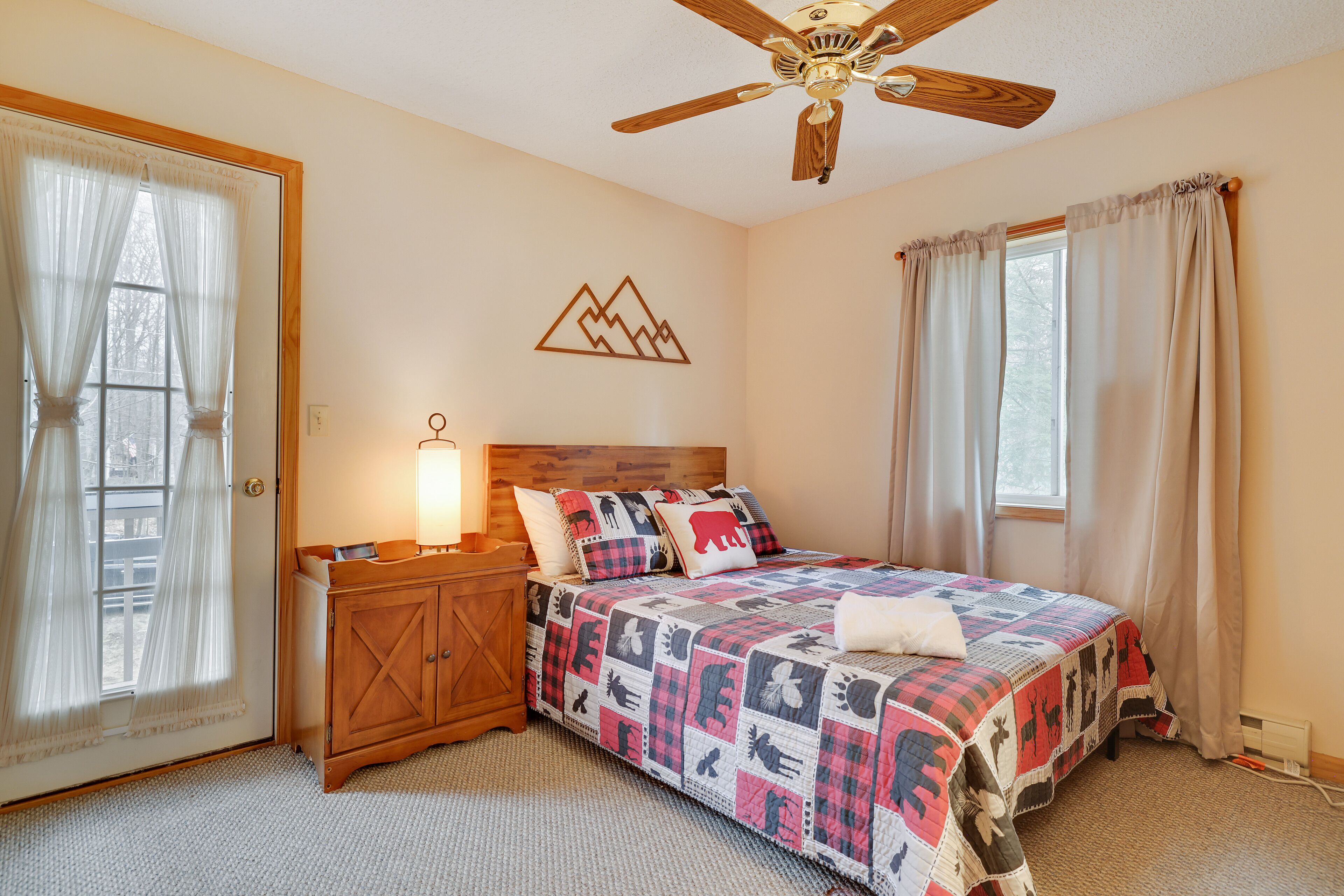 Winter Utopia: Cozy Chalet w/ Indoor Community Pool, Shuffleboard, Outdoor TV