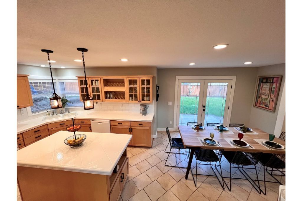 New listing: Home is bright & cheery!