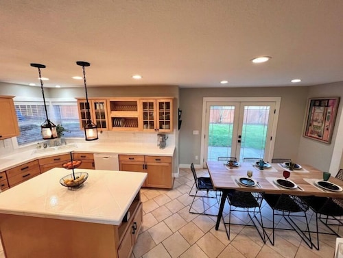 New listing: Home is bright & cheery!