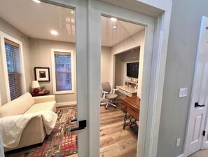 Smart-TV, Kamin, Arbeitsbereiche