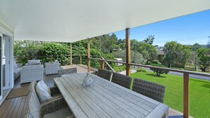 Outdoor dining - Surfrider - Perfect Family Holiday (AVOCA BEACH)