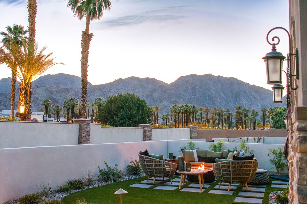 Brand new mountain view home with pool, hot tub, & kitchen - center of PGA West