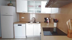 Kühlschrank, Mikrowelle, Ofen, Geschirrspüler