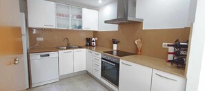 Jääkaappi, mikroaaltouuni, uuni, astianpesukone