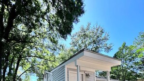 A mobile home with a porch and a wooden gate. - 3 Min walk to Pigeon Point Park. Pets Yes (Beaufort)