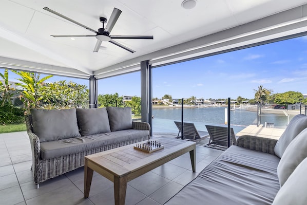 Outdoor dining - YALLA24-LUXURY RESORT STYLE HOLIDAY HOME (Mooloolaba)