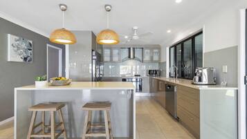 Rumah Deluks | Dapur pribadi | Lemari es besar, microwave, oven, dan kompor