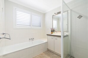 Bathroom - YALLA24-LUXURY RESORT STYLE HOLIDAY HOME (Mooloolaba)