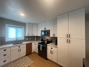 Een koelkast, een magnetron, een oven, een kookplaat