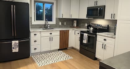 Modern Downtown Benicia Cottage with Large Yard