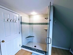 Ducha y bañera combinadas, secador de pelo y toallas