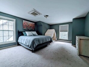4 bedrooms, desk, iron/ironing board, travel crib - Charming Bar Harbor Home w/ Fire Pit & Trails (Bar Harbor)