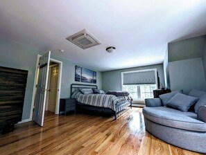 4 chambres, bureau, fer et planche à repasser, lit de bébé portatif
