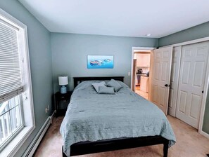 4 slaapkamers, een bureau, een strijkplank/strijkijzer, reisbedje