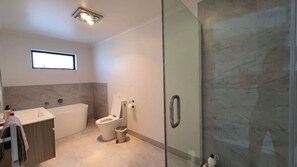 Chuveiro, secador de cabelo, toalhas de banho, shampoo