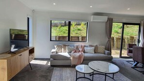 Living area - Stunning 3 Bedrooms House Close to University (Hamilton)