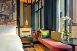 Minibar, in-room safe, desk, laptop workspace - Artyzen Singapore  (Singapore)