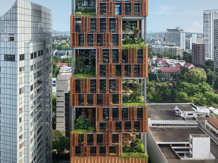 Um edifício moderno de vários andares com um logotipo marcante no topo, apresentando um design arquitetônico único com painéis de madeira e jardins no terraço.