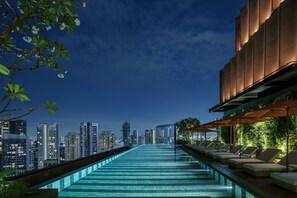 Una piscina al aire libre (de 06:00 a 22:00), sombrillas, tumbonas