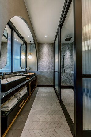 Designer-Toilettenartikel, Haartrockner, Bademäntel, Hausschuhe