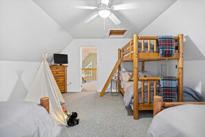4 bedrooms, desk, iron/ironing board, travel cot - Arrowhead Lake Retreat with large deck and fire pit (Pocono Lake)