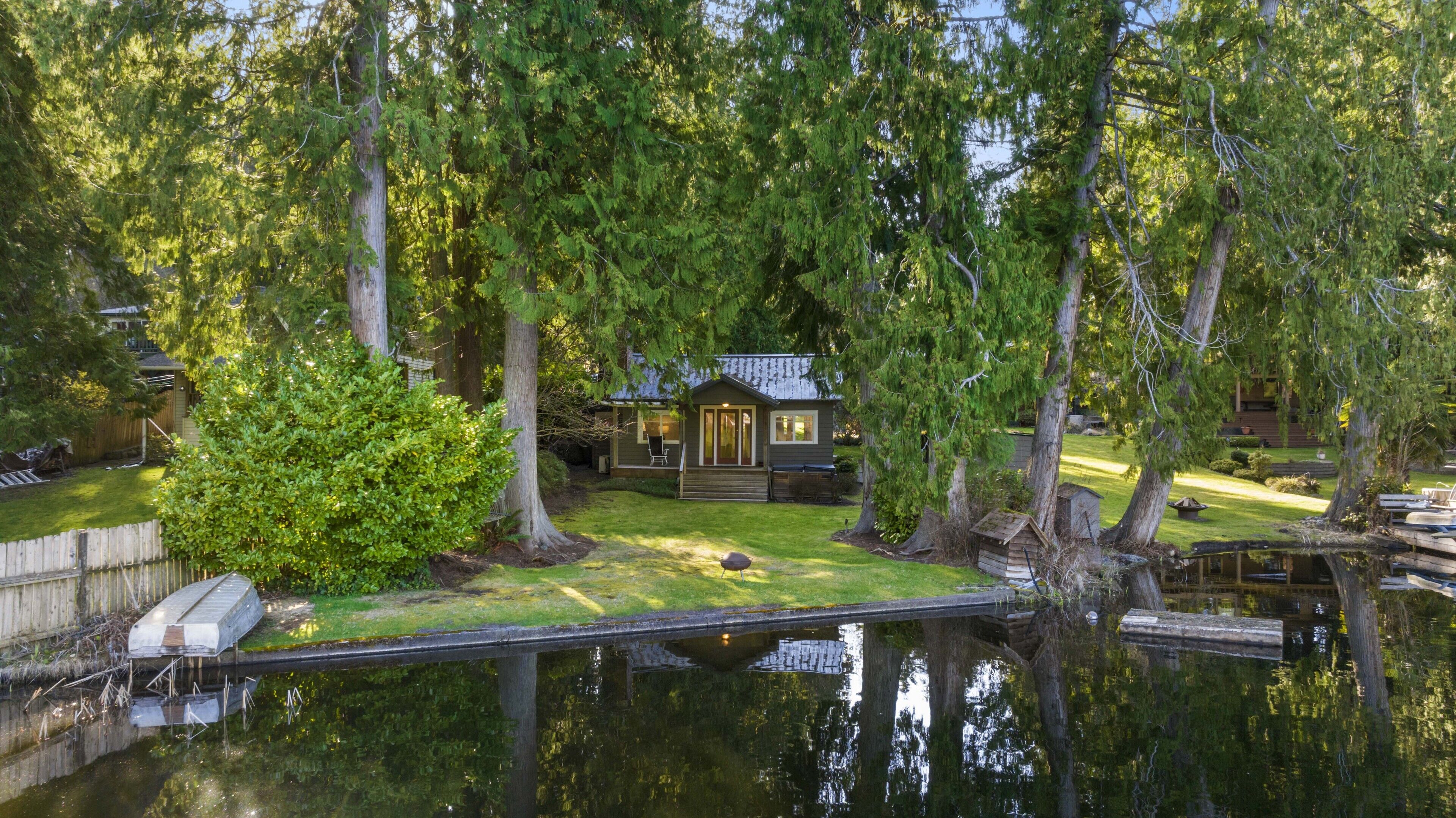 The Lake House - hot tub, waterfront