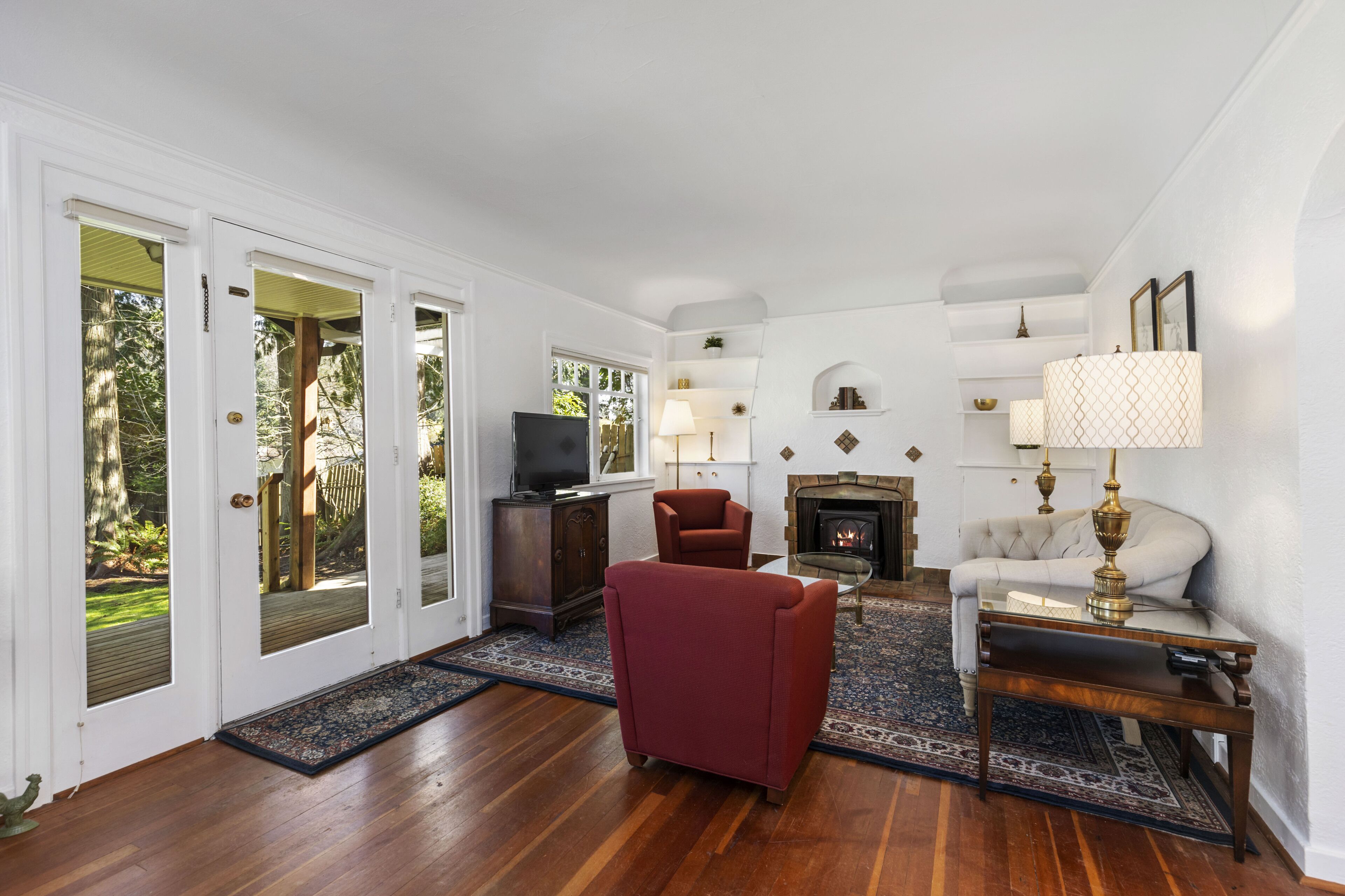 The Lake House - hot tub, waterfront