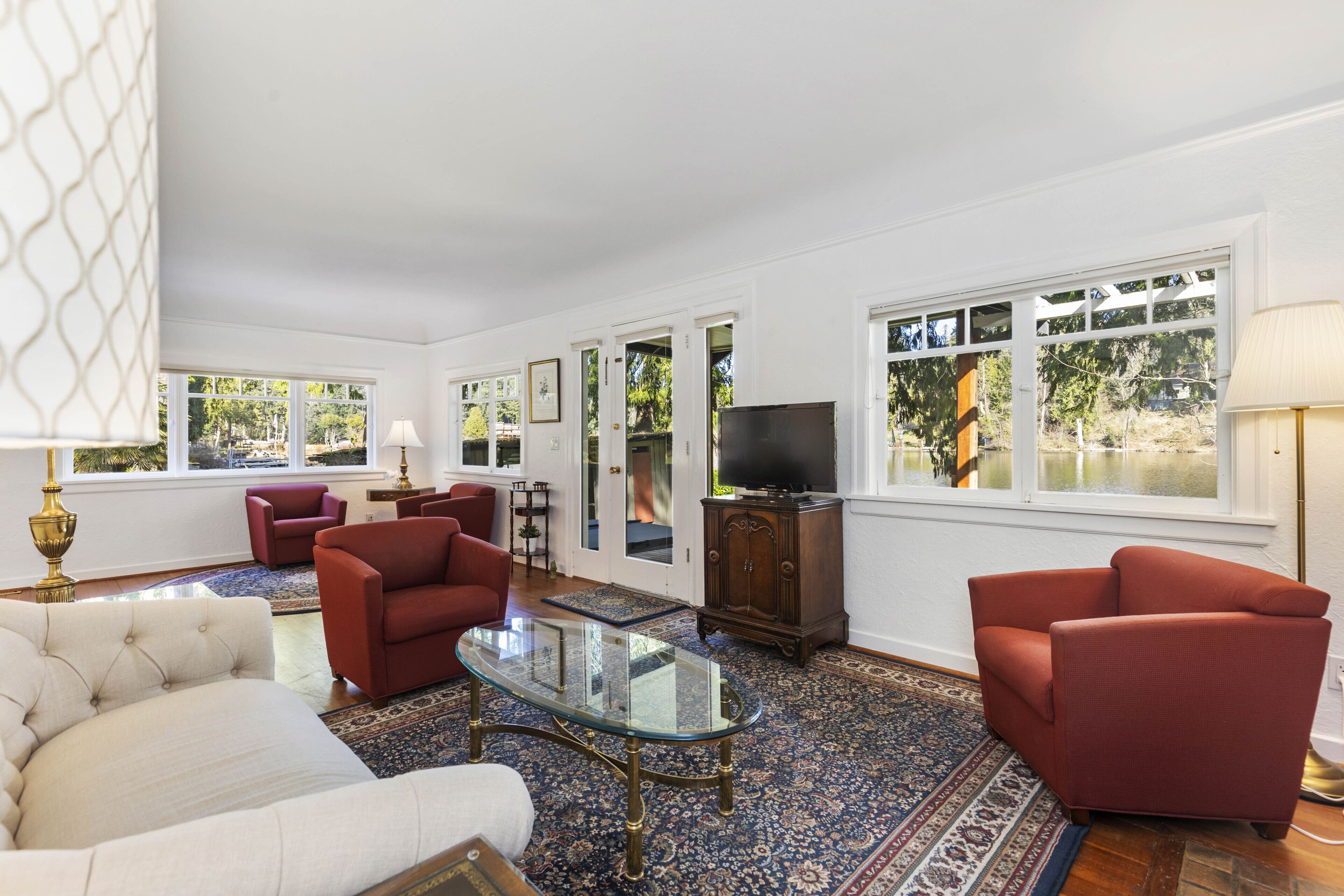 The Lake House - hot tub, waterfront