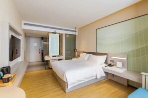 Blackout curtains, iron/ironing board, free WiFi, bed sheets - The Skytel Hotel Exhibition Centre  (Shenzhen)
