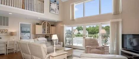 Smart TV, chimenea, reproductor de DVD y libros