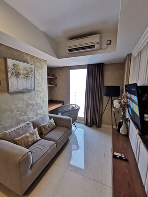 Junior Studio Suite | Living room | 32-inch LED TV with digital channels, TV - Warhol Residences Simpang Lima (Semarang)