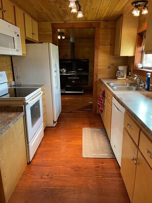 Fridge, microwave, oven, stovetop - Rustic Cabin with beautiful Views! (Beaumont)