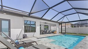 Piscina interna con sedie a sdraio e ventilatore a soffitto.