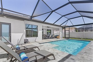 Utomhuspool och uppvärmd pool
