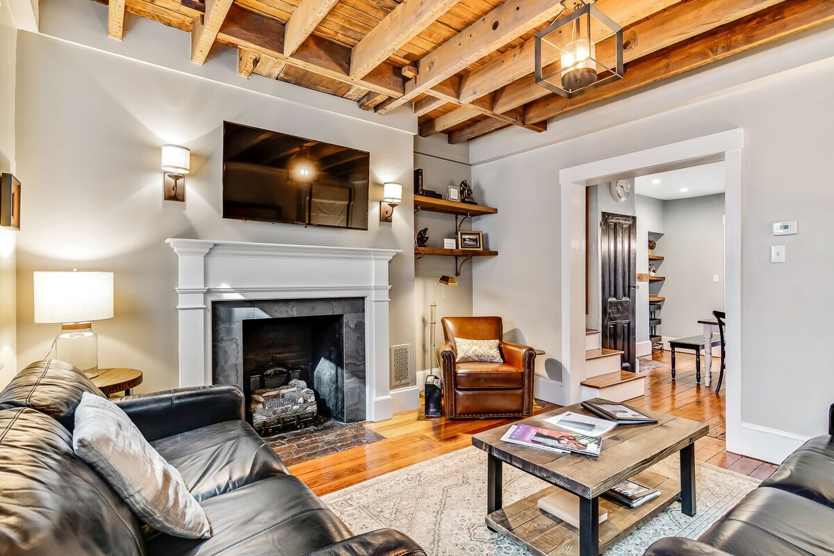 Urban Charm! 4BR/2BR Retreat w/Patio & Parking